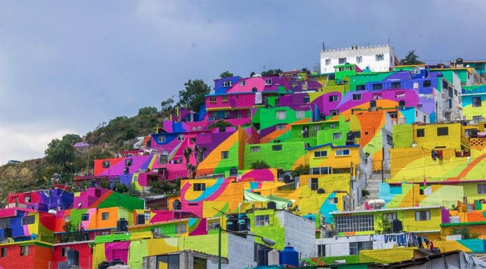 Os artistas de rua colaboram com o governo mexicano para levar um toque de cores vibrantes a um bairro inteiro.