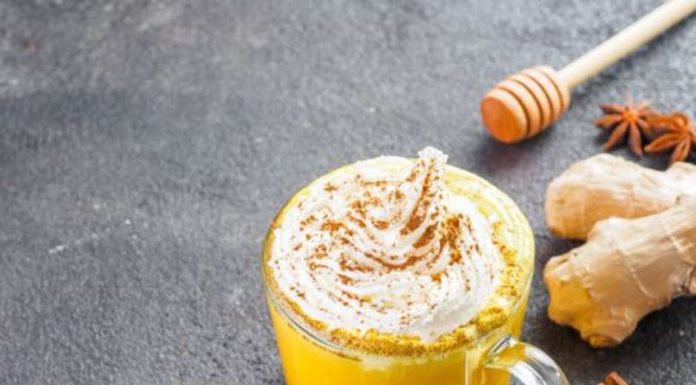 Leite com açafrão e mel para você ficar cheio de energia.