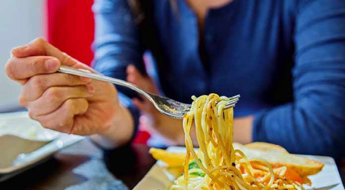 Comer tarde da noite faz você engordar e pode promover diabetes.