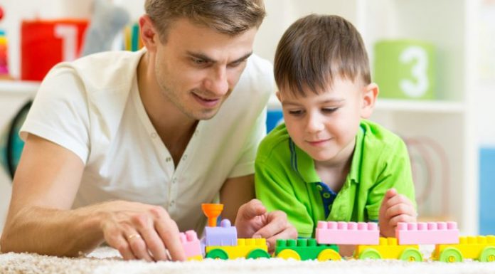 Brinquedos simples podem ser o melhor tipo para o desenvolvimento do seu filho.