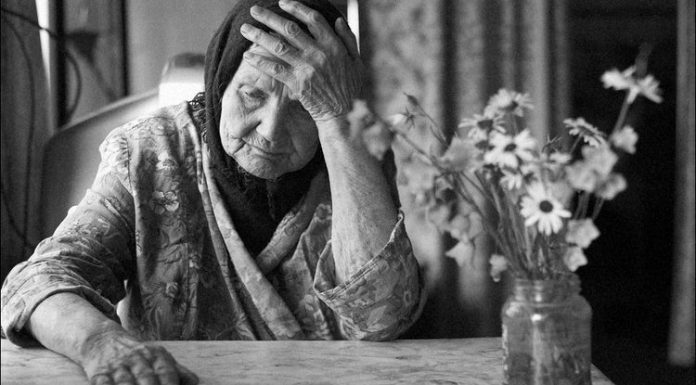 A solidão devastadora dos idosos no mundo.