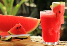 O ideal para a saúde é beber suco de melancia todos os dias.