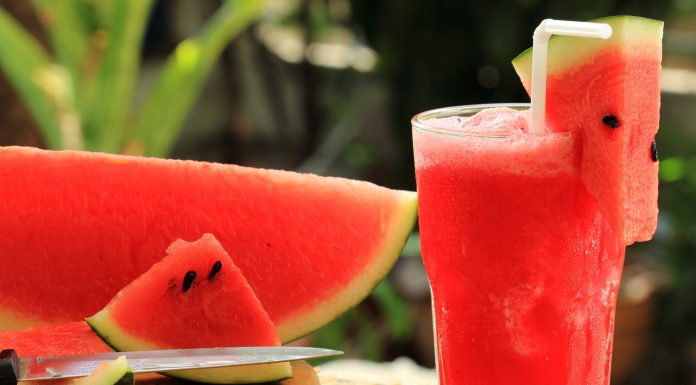 O ideal para a saúde é beber suco de melancia todos os dias.