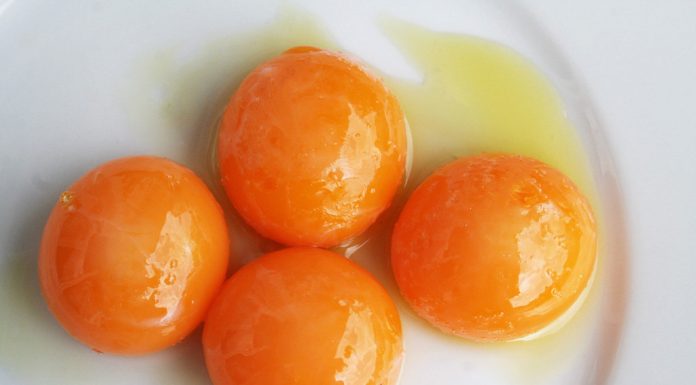 Esta máscara de gema de ovo vai acabar com as rugas mais profundas.