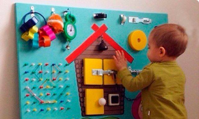 Painel sensorial no estilo Montessori para bebês e crianças de 2-3 anos: faça você mesmo
