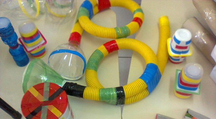 O que acha de aproveitar o isolamento para construir com as crianças instrumentos musicais com materiais recicláveis?