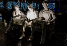 Para mostrar nossa obsessão por celulares, este artista inglês criou uma escultura que envia uma mensagem poderosa