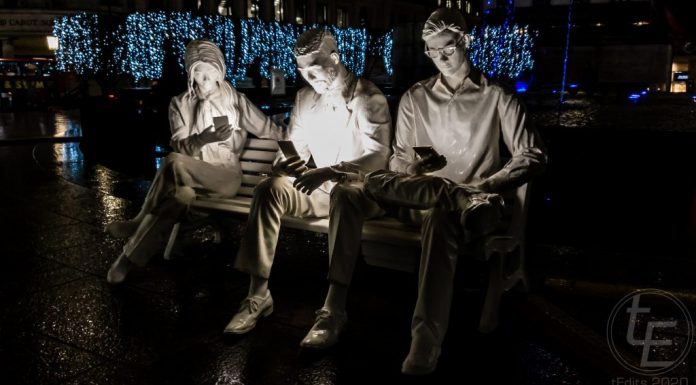 Para mostrar nossa obsessão por celulares, este artista inglês criou uma escultura que envia uma mensagem poderosa