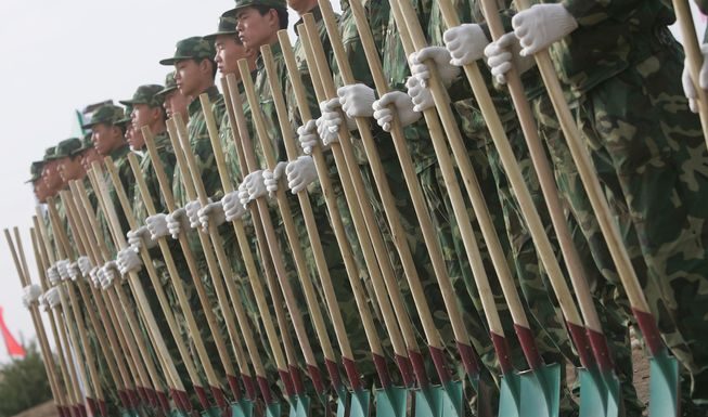 China pede às tropas que abaixem suas armas, peguem suas pás e plantem árvores