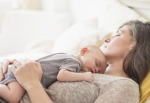 Pediatra recomenda que bebês durmam com a mãe até 3 anos.