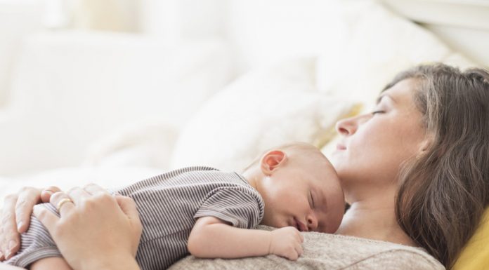 Pediatra recomenda que bebês durmam com a mãe até 3 anos.