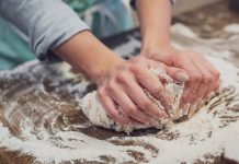 Psicólogos revelam: assar pão pode ser bom para a mente em tempos de crise nacional