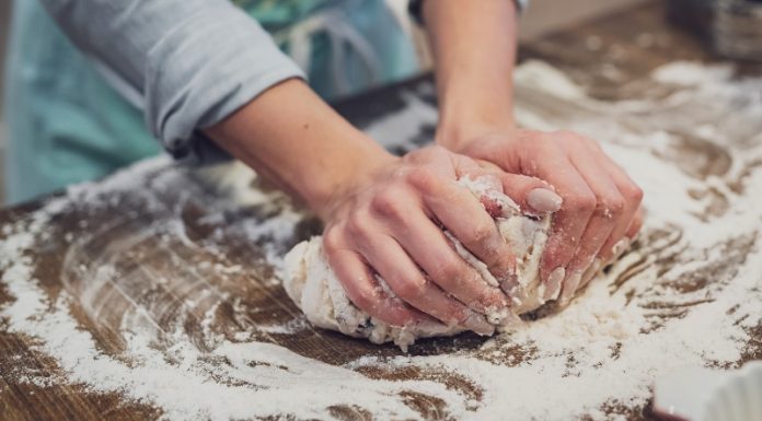 Psicólogos revelam: assar pão pode ser bom para a mente em tempos de crise nacional