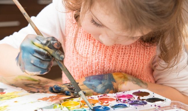 Aproveite o isolamento e faça tinta comestível de Iogurte para estimular seu bebê