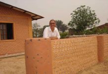 Advogada boliviana faz casas com garrafas PET para pessoas em extrema pobreza.