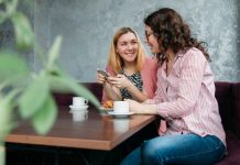 Pessoas fofoqueiras têm melhor saúde mental, constata estudo