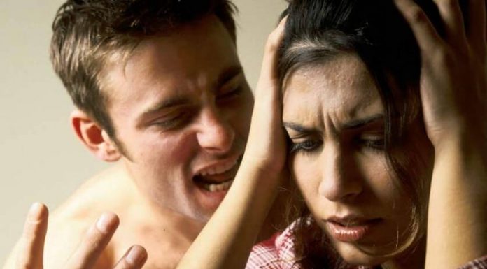 A violência doméstica verbal é tão perigosa quanto a violência física para a vítima.