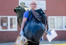 Este professor viaja 8 km por dia para levar refeições a estudantes que não têm nada para comer.