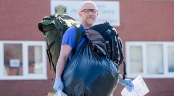 Este professor viaja 8 km por dia para levar refeições a estudantes que não têm nada para comer.