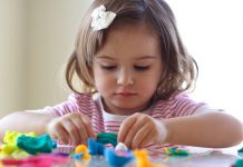 10 brincadeiras que estimulam a coordenação motora fina