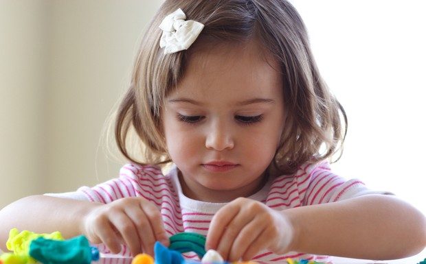 10 brincadeiras que estimulam a coordenação motora fina