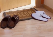 Aqui estão as razões pelas quais você nunca deve usar sapatos em casa.