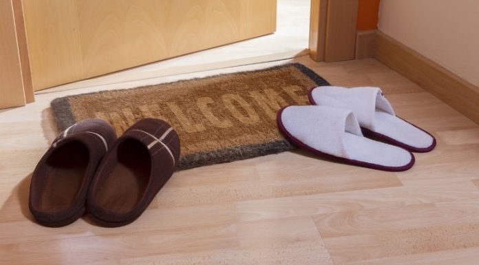 Aqui estão as razões pelas quais você nunca deve usar sapatos em casa.