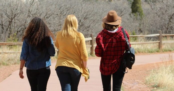 Segundo a ciência, fazer uma viagem com seus amigos é bom para sua saúde.