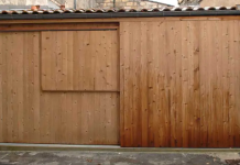 Ele comprou uma garagem porque não tinha dinheiro para comprar uma casa.