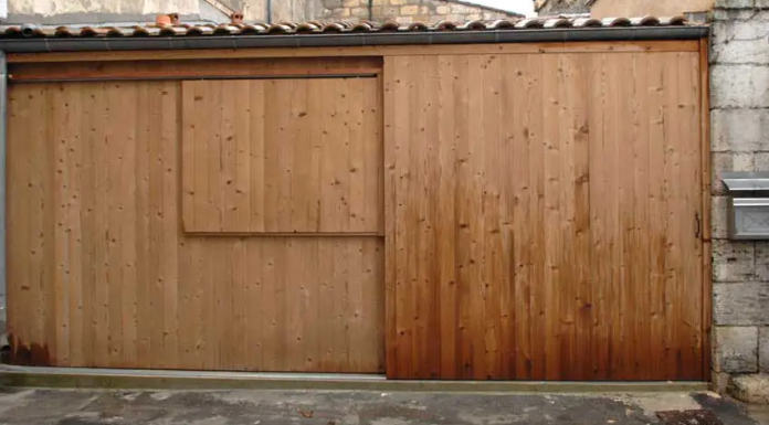 Ele comprou uma garagem porque não tinha dinheiro para comprar uma casa.