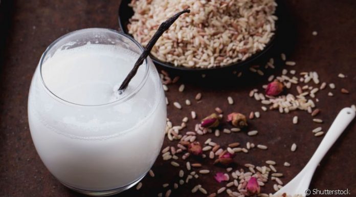 Amido, leite ou água de arroz é rico em diversas substâncias benéficas para a pele e organismo