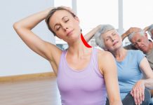 11 alongamentos para aliviar a tensão no pescoço e ombros.