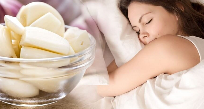 Coloque o alho embaixo do travesseiro e veja o que pode acontecer.