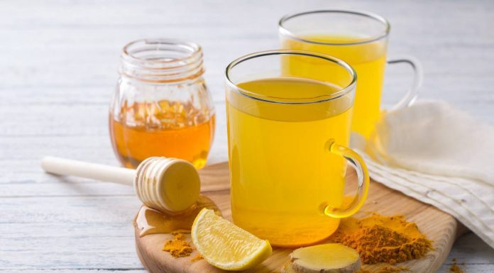 Limonada com açafrão e gengibre para aliviar a dor nas articulações e reduzir a pressão arterial