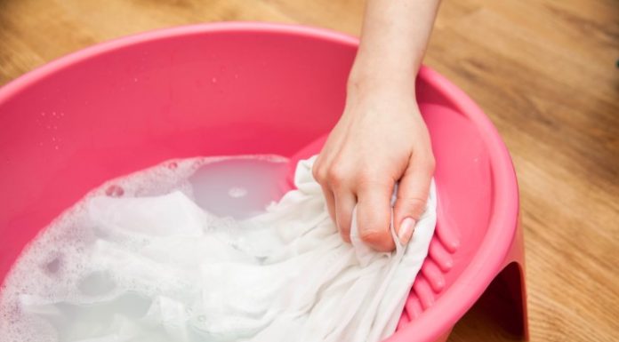 Roupa branca: 3 segredos para clarear roupas gordurosas ou amareladas