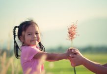 Torne seu filho uma pessoa grata: 5 maneiras de ensinar a gratidão