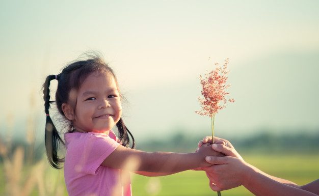 Torne seu filho uma pessoa grata:  5 maneiras de ensinar a gratidão