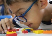 Brasil está incluído no projeto piloto que ensina braille a crianças cegas usando peças de Lego