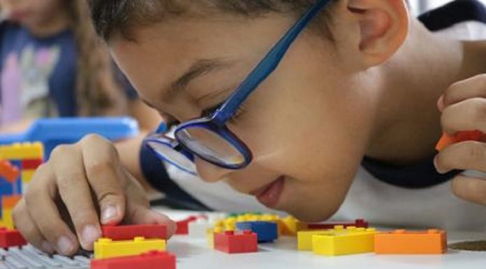 Brasil está incluído no projeto piloto que ensina braille a crianças cegas usando peças de Lego