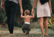 A primeira obrigação de um bom pai é respeitar a mãe de seus filhos.