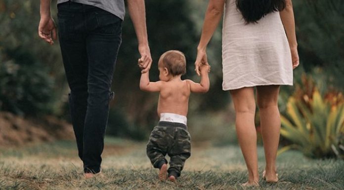 A primeira obrigação de um bom pai é respeitar a mãe de seus filhos.