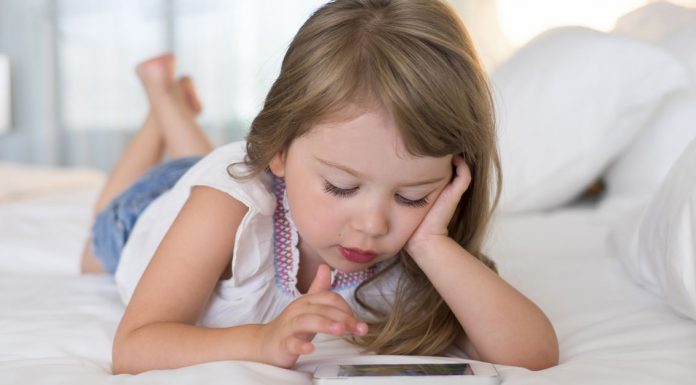 Especialistas defendem a regra 3-6-9-12: é o método para regular o uso da tecnologia para crianças