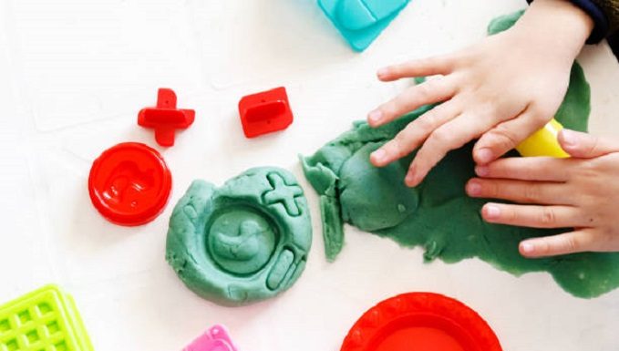 Atividade manual para crianças: aprendendo a fazer argila caseira