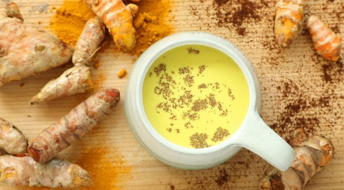 4 Razões para tomar este chá de açafrão – leite dourado.