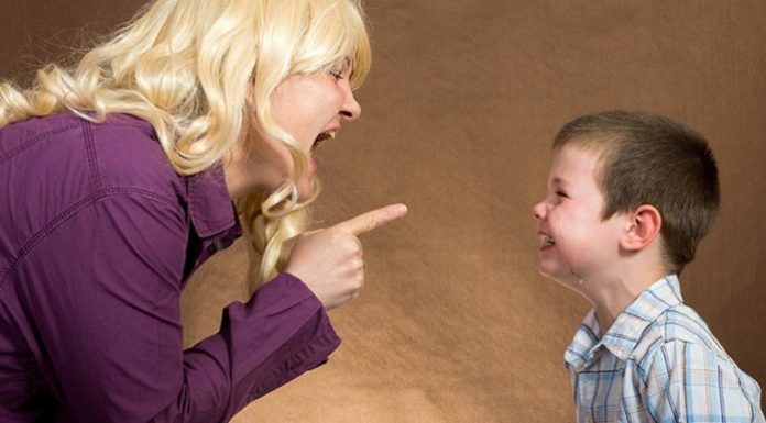 Como gritar com seus filhos realmente os afeta.