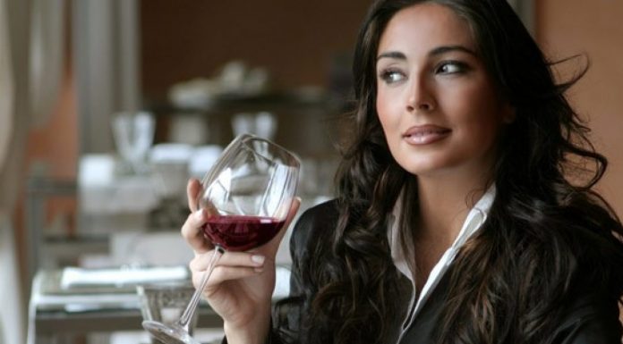 Uma mulher forte não quer ter vários homens a seus pés, mas apenas um a sua altura.