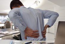 Dor nas costas: um dos sintomas mais comuns da espondilite anquilosante.