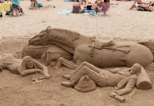 Essas esculturas de areia são tão precisas que podem ser confundidas de longe com animais vivos