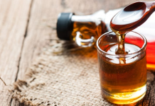 Um adoçante natural que nos faz feliz com seus benefícios e sabor: xarope de bordo.