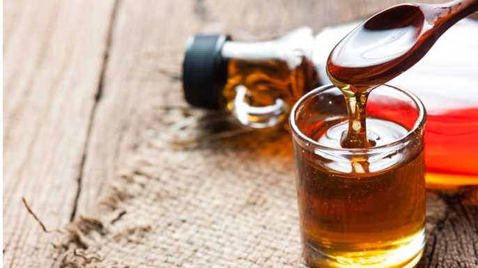 Um adoçante natural que nos faz feliz com seus benefícios e sabor: xarope de bordo.